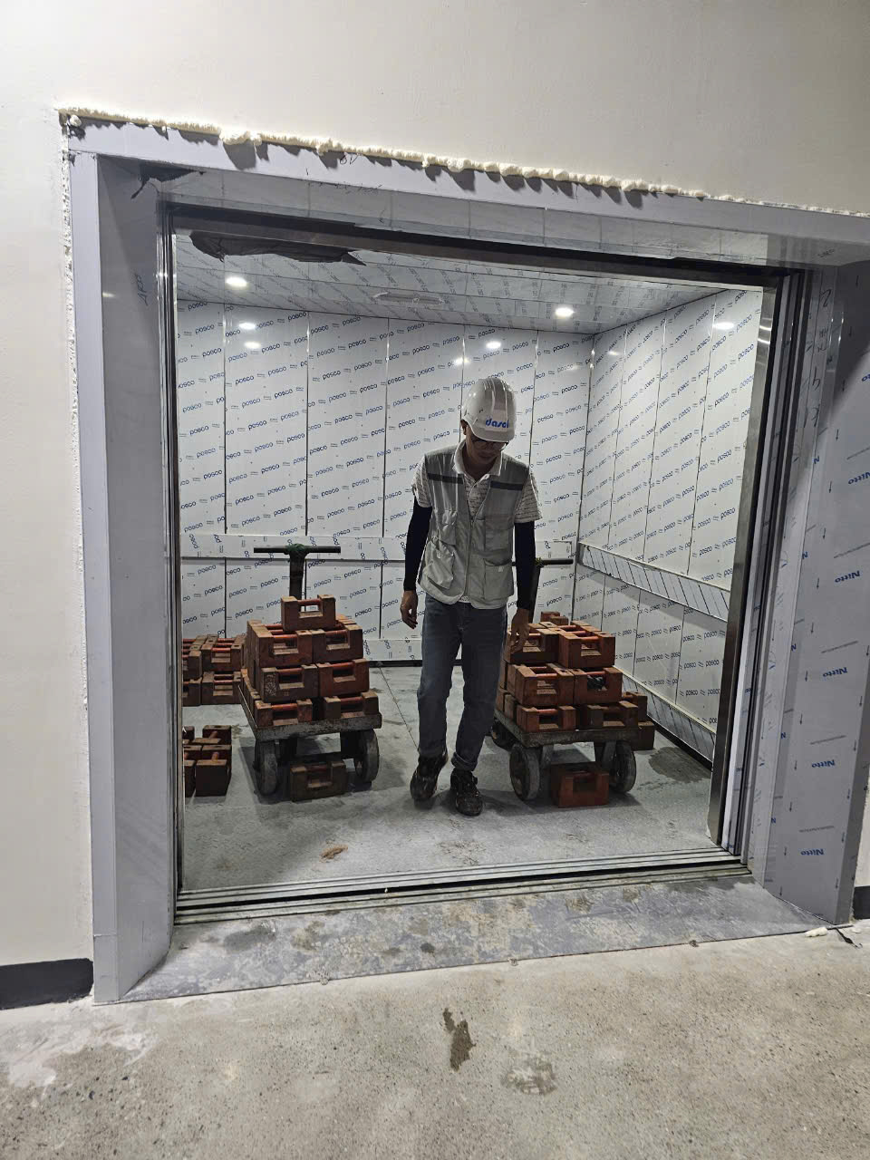 Thang máy tải rác